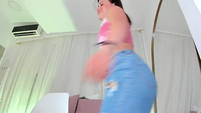 Petite Lucie online show from 11/05/25, 07:03