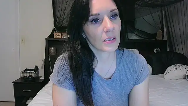 Snapshot of CrystalLakeXO chatting on 05/01/26, 04:28 CrystalLakeXO online show from 05/01/26, 04:28