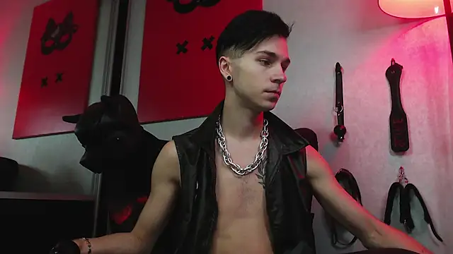 Joseph  Quinn online show from 01/31/25, 10:31