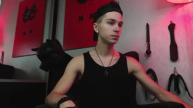 Joseph  Quinn online show from 02/01/25, 11:21