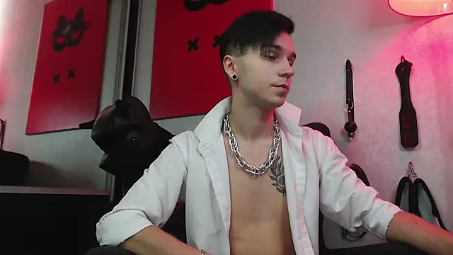 Joseph  Quinn online show from 02/05/25, 08:43