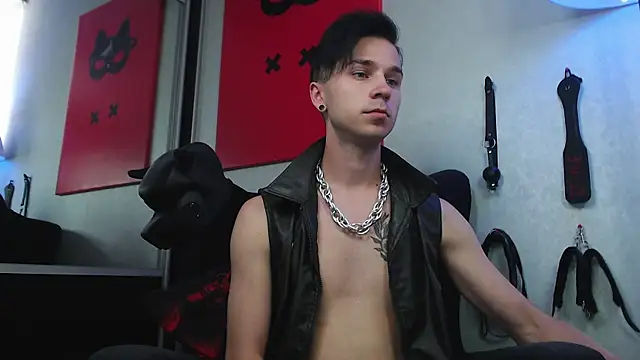 Joseph  Quinn online show from 02/16/25, 08:43