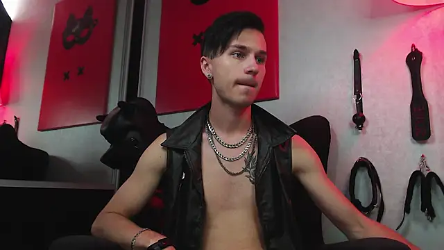 Joseph  Quinn online show from 02/21/25, 11:01