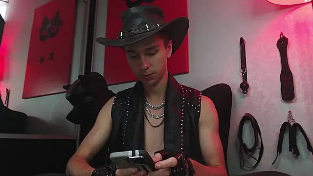 Joseph  Quinn online show from 02/23/25, 08:17