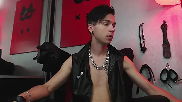 Joseph  Quinn online show from 02/26/25, 08:48