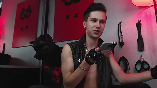 Joseph  Quinn online show from 03/02/25, 02:10