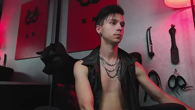 Joseph  Quinn online show from 03/02/25, 05:14