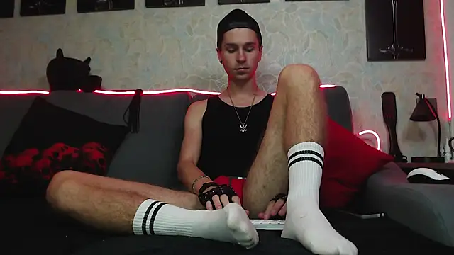 Joseph  Quinn online show from 03/04/25, 08:02