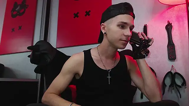 Joseph  Quinn online show from 03/08/25, 09:50