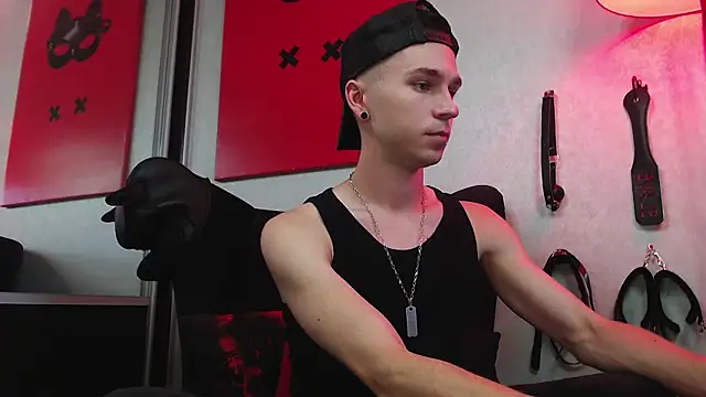 Joseph  Quinn online show from 03/09/25, 10:41