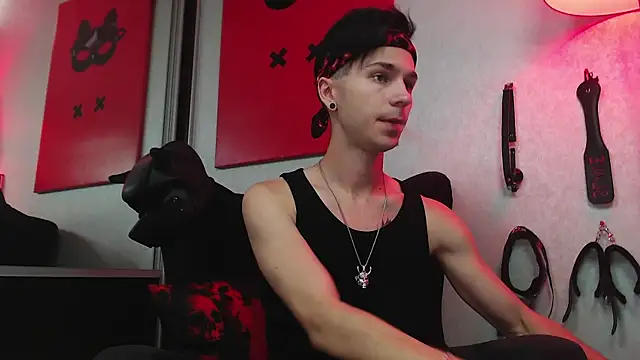 Joseph  Quinn online show from 03/20/25, 08:53