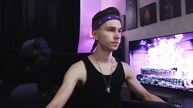 Joseph  Quinn online show from 09/15/25, 08:36