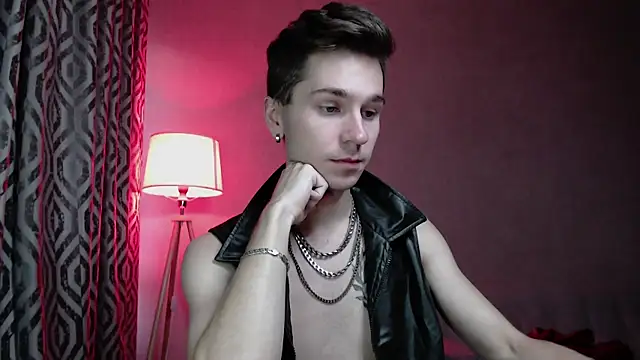 Joseph  Quinn online show from 10/06/25, 12:24