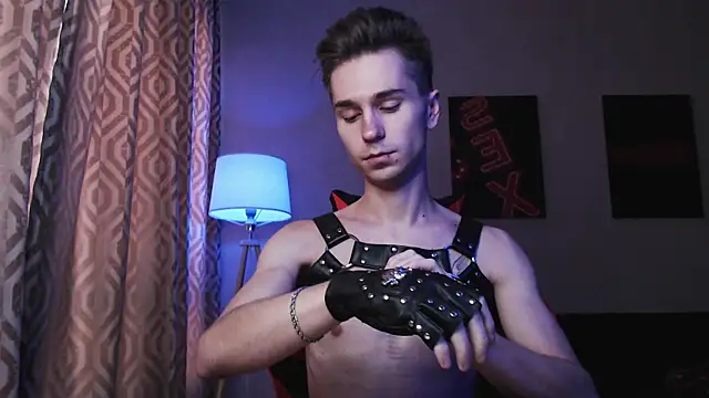 Joseph  Quinn online show from 10/17/25, 04:04