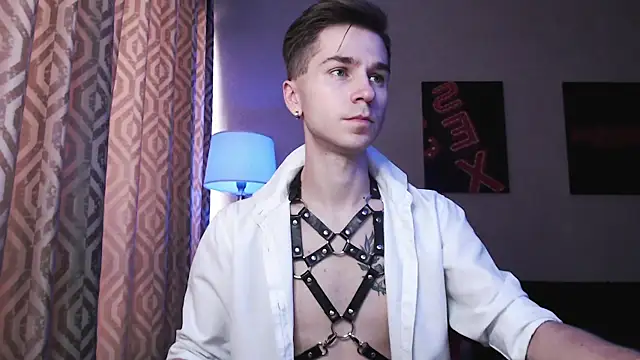 Joseph  Quinn online show from 10/22/25, 04:02