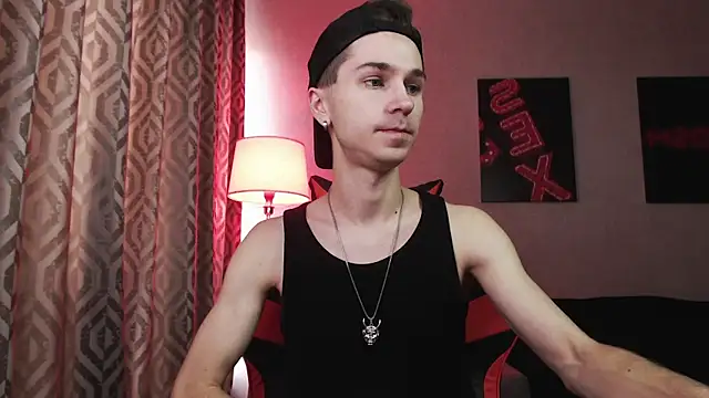 Joseph  Quinn online show from 11/03/25, 07:31