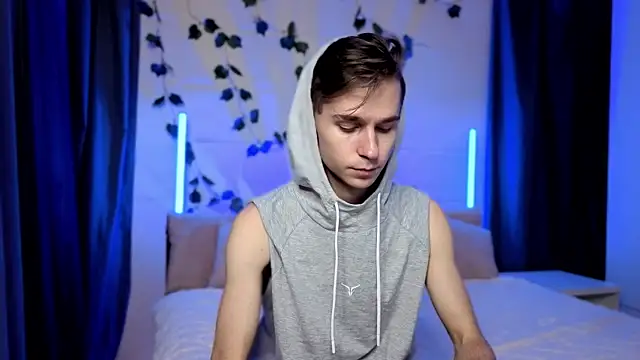 Joseph  Quinn online show from 11/27/25, 04:09