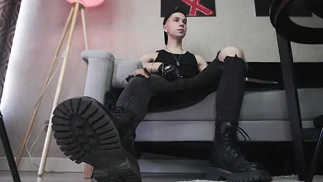 Joseph  Quinn online show from 12/02/25, 07:25