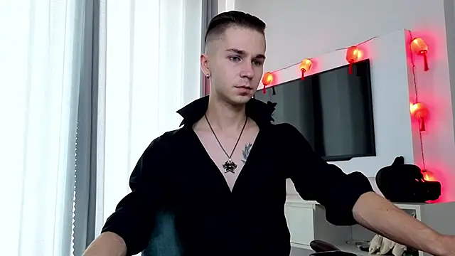 Joseph  Quinn online show from 04/11/26, 04:28