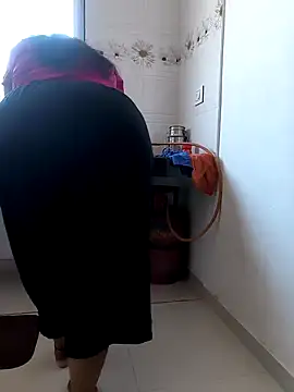 Snapshot of Selina_6 chatting on 01/07/25, 11:37 Selina 6 online show from 01/07/25, 11:37