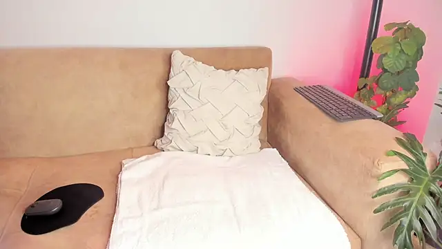 iam-ella18 online show from 11/28/25, 01:08