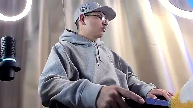 a lejandro 0 8 online show from 02/05/25, 01:04