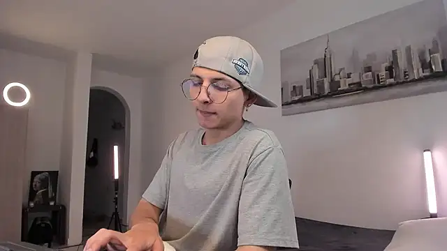 a lejandro 0 8 online show from 03/19/25, 10:22