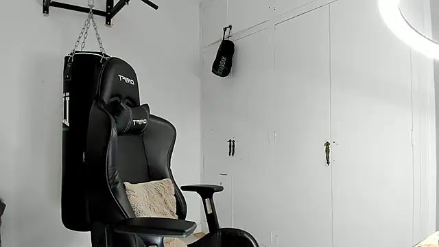 dan01  online show from 11/10/25, 02:49