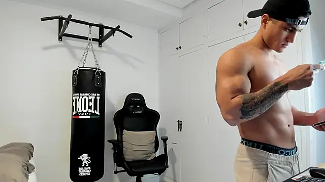 Snapshot of dan01_ chatting on 12/15/25, 01:37 dan01 online show from 12/15/25, 01:37