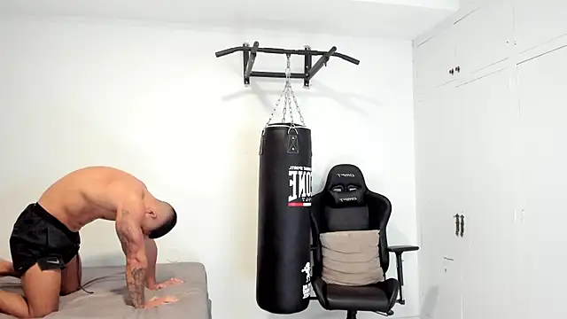 Snapshot of dan01_ chatting on 12/21/25, 01:18 dan01 online show from 12/21/25, 01:18