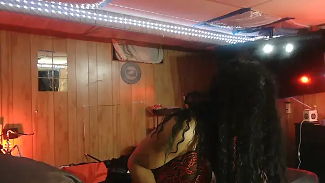 Snapshot of Tsnitra chatting on 10/20/25, 08:15 Tsnitra online show from 10/20/25, 08:15