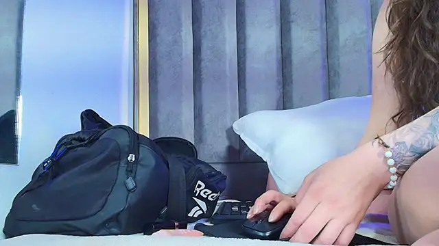 Snapshot of Eda_Bonne chatting on 11/29/25, 12:41 Eda Bonne online show from 11/29/25, 12:41