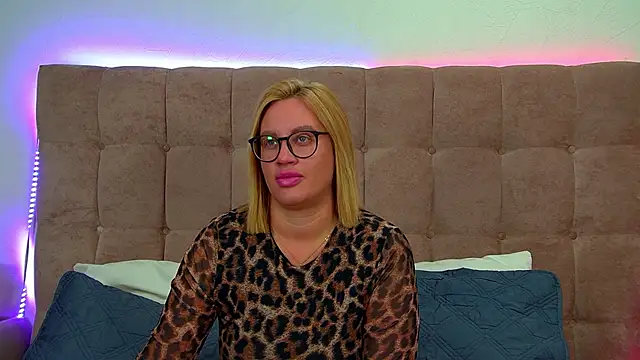 MariaNeumann online show from 10/22/25, 06:24