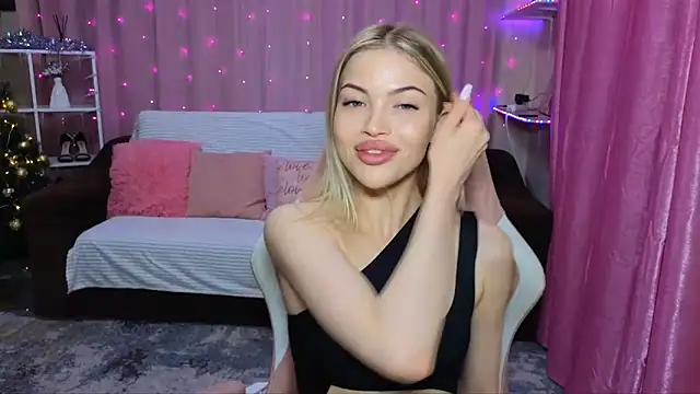 Snapshot of EmmyMills chatting on 12/13/24, 07:21 EmmyMills online show from 12/13/24, 07:21