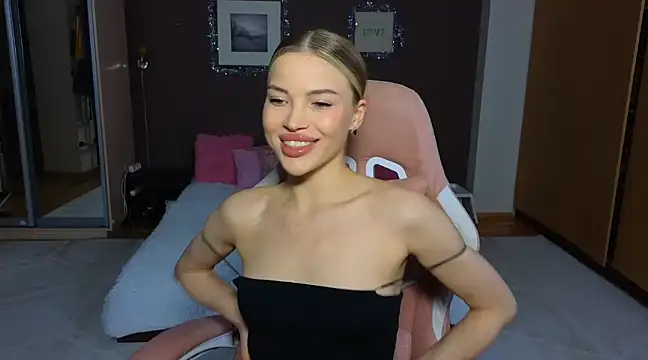 Snapshot of EmmyMills chatting on 01/04/25, 04:43 EmmyMills online show from 01/04/25, 04:43