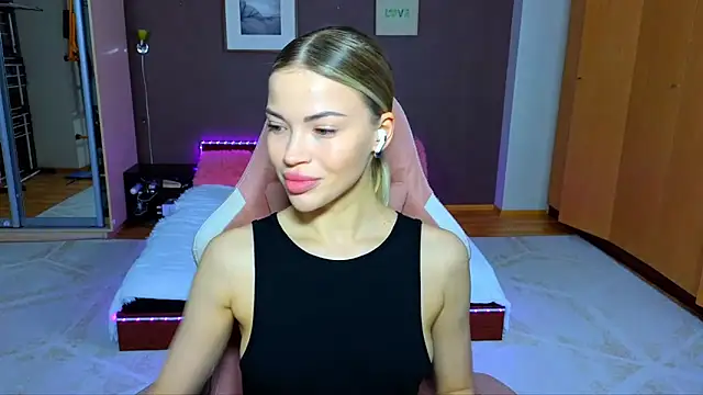 Snapshot of EmmyMills chatting on 01/27/25, 10:38 EmmyMills online show from 01/27/25, 10:38