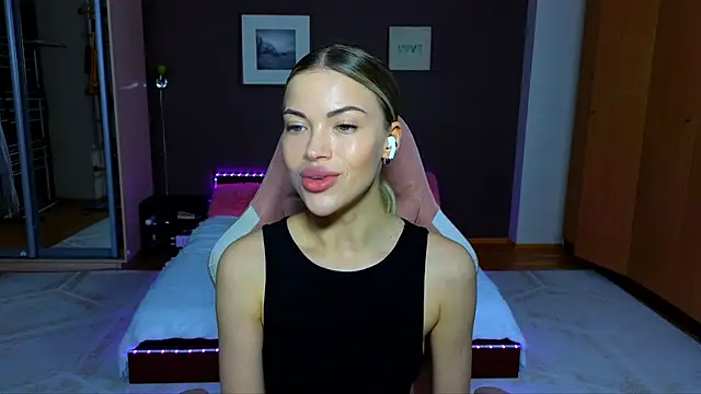 Snapshot of EmmyMills chatting on 01/28/25, 01:39 EmmyMills online show from 01/28/25, 01:39