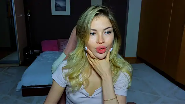 Snapshot of EmmyMills chatting on 02/14/25, 09:43 EmmyMills online show from 02/14/25, 09:43