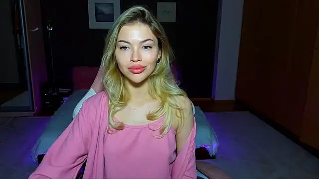 Snapshot of EmmyMills chatting on 02/15/25, 10:21 EmmyMills online show from 02/15/25, 10:21