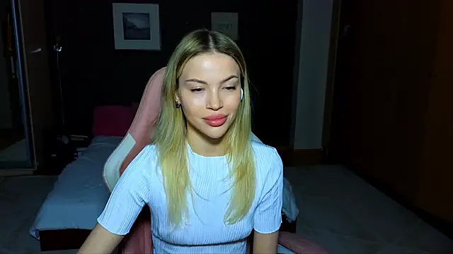 Snapshot of EmmyMills chatting on 02/16/25, 10:21 EmmyMills online show from 02/16/25, 10:21