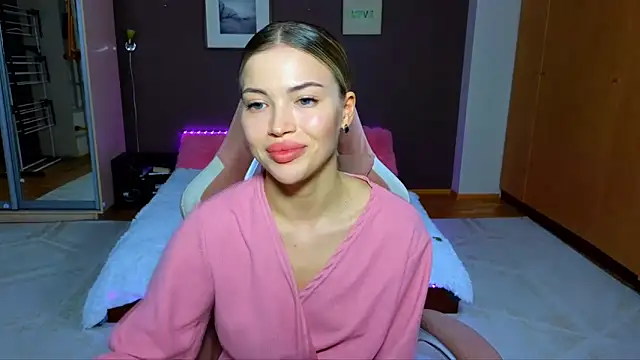 Snapshot of EmmyMills chatting on 02/24/25, 01:24 EmmyMills online show from 02/24/25, 01:24