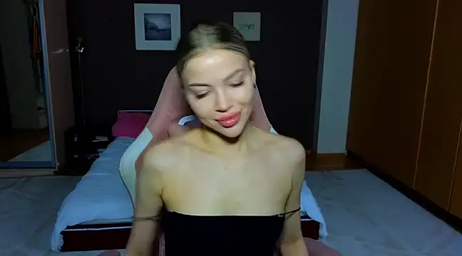 Snapshot of EmmyMills chatting on 03/04/25, 07:01 EmmyMills online show from 03/04/25, 07:01