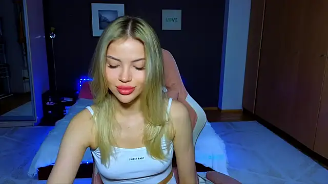 Snapshot of EmmyMills chatting on 03/08/25, 10:02 EmmyMills online show from 03/08/25, 10:02