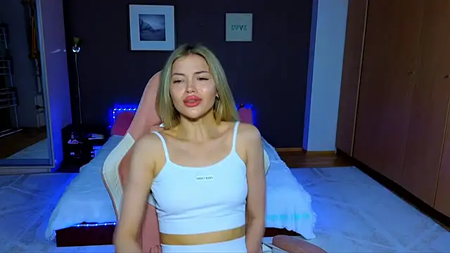 Snapshot of EmmyMills chatting on 03/09/25, 04:05 EmmyMills online show from 03/09/25, 04:05