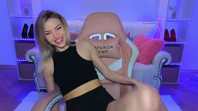 Snapshot of EmmyMills chatting on 10/17/25, 09:06 EmmyMills online show from 10/17/25, 09:06