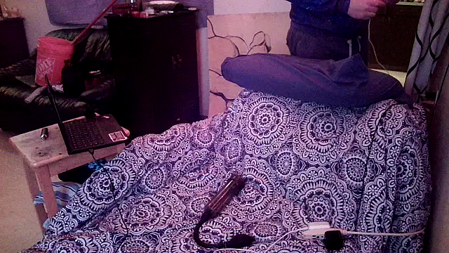 Snapshot of Mic_Oxinner chatting on 01/01/25, 11:27 Mic Oxinner online show from 01/01/25, 11:27