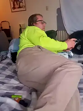 Snapshot of Mic_Oxinner chatting on 02/16/25, 10:10 Mic Oxinner online show from 02/16/25, 10:10