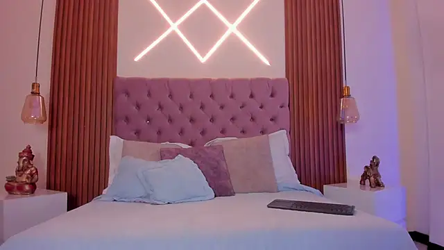 Sophia turneer online show from 12/13/25, 08:04