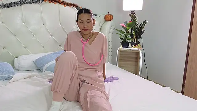 Snapshot of iwantbee chatting on 10/31/25, 02:01 iwantbee online show from 10/31/25, 02:01