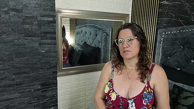 Snapshot of charlotte__G chatting on 05/22/26, 11:27 charlotte G online show from 05/22/26, 11:27